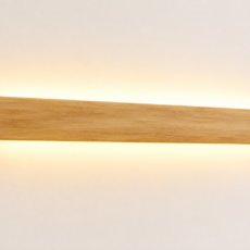 Alt: “Aplique de pared LED de madera natural con luz cálida indirecta. Diseño minimalista y moderno perfecto para dormitorio o salón con decoración Feng Shui.”