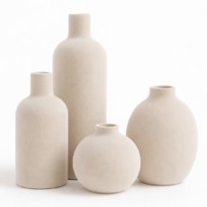 Alt: “Conjunto de jarrones decorativos de cerámica mate en tonos beige y crema con flores secas. Decoración minimalista y elegante para salón estilo Feng Shui.”