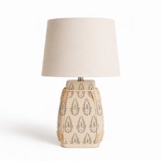 Alt: “Lámpara de mesa decorativa de cerámica beige con detalles de cuerda trenzada y pantalla blanca. Estilo mediterráneo y natural ideal para ambientes cálidos y relajantes.”