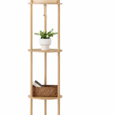 Alt: “Lámpara de pie de madera clara con estanterías integradas y pantalla de tela beige. Diseño funcional y decorativo estilo nórdico para salón o dormitorio Feng Shui.”
