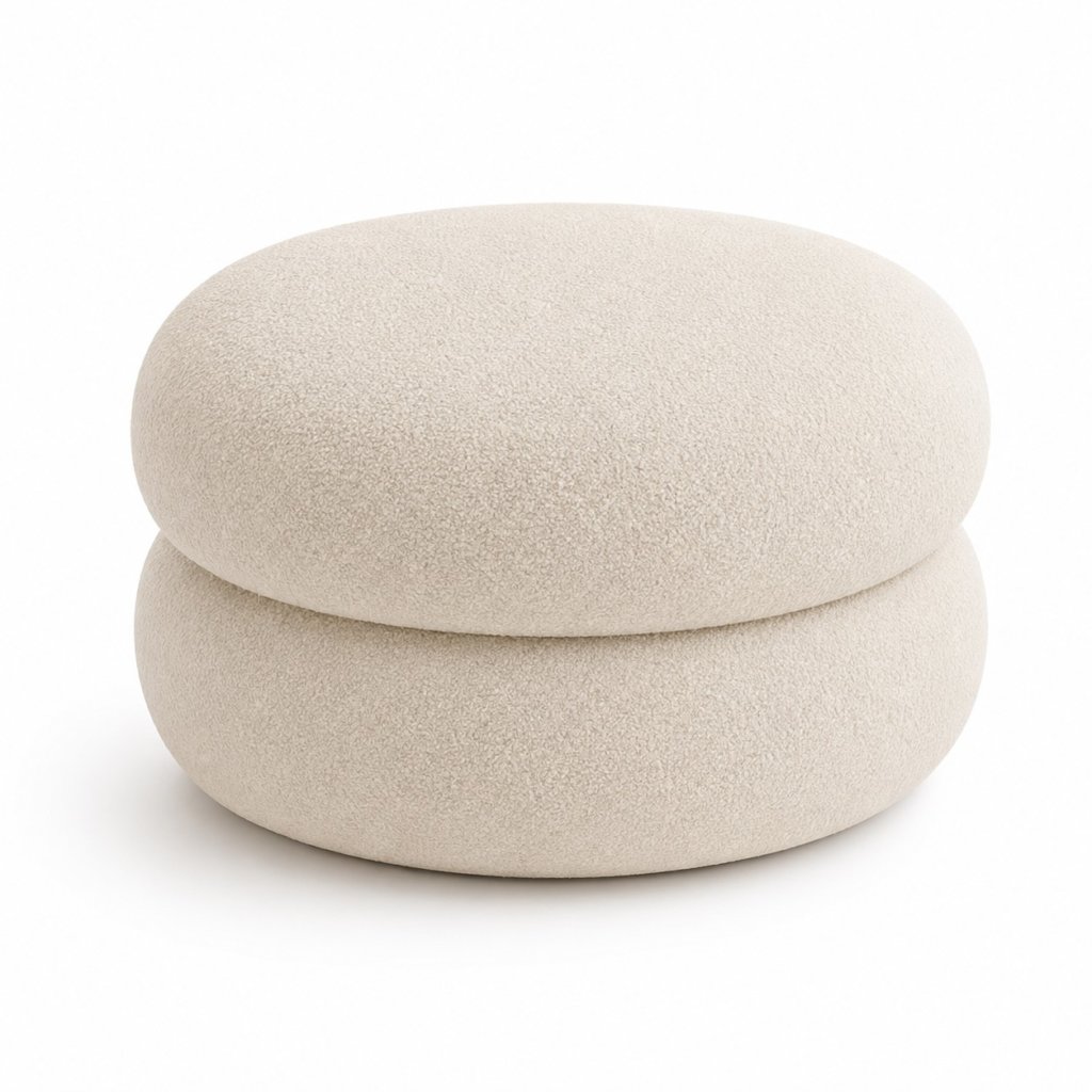 Alt: “Puf redondo tapizado en bouclé color crema con diseño suave y moderno. Ideal como asiento auxiliar o reposapiés en salón minimalista y acogedor.”